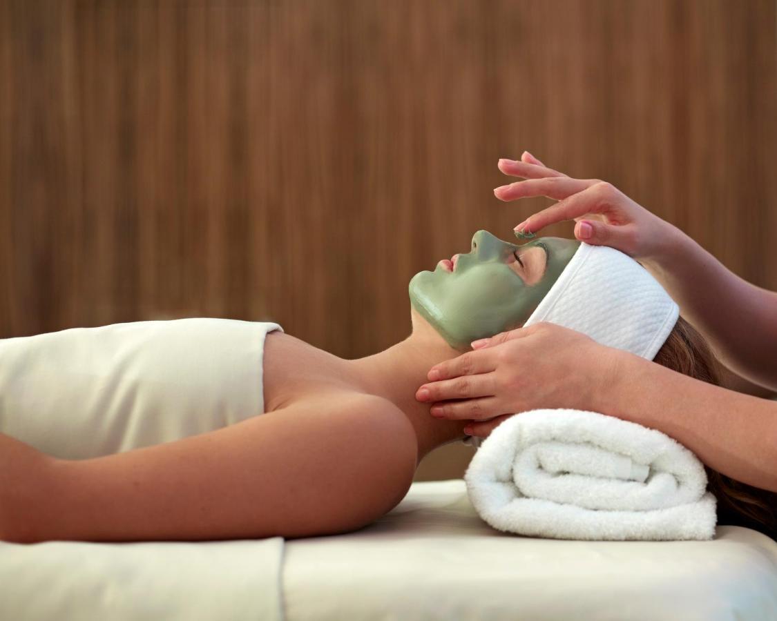 حياة ريجنسي شرم الشيخ المظهر الخارجي الصورة A woman receiving a facial treatment