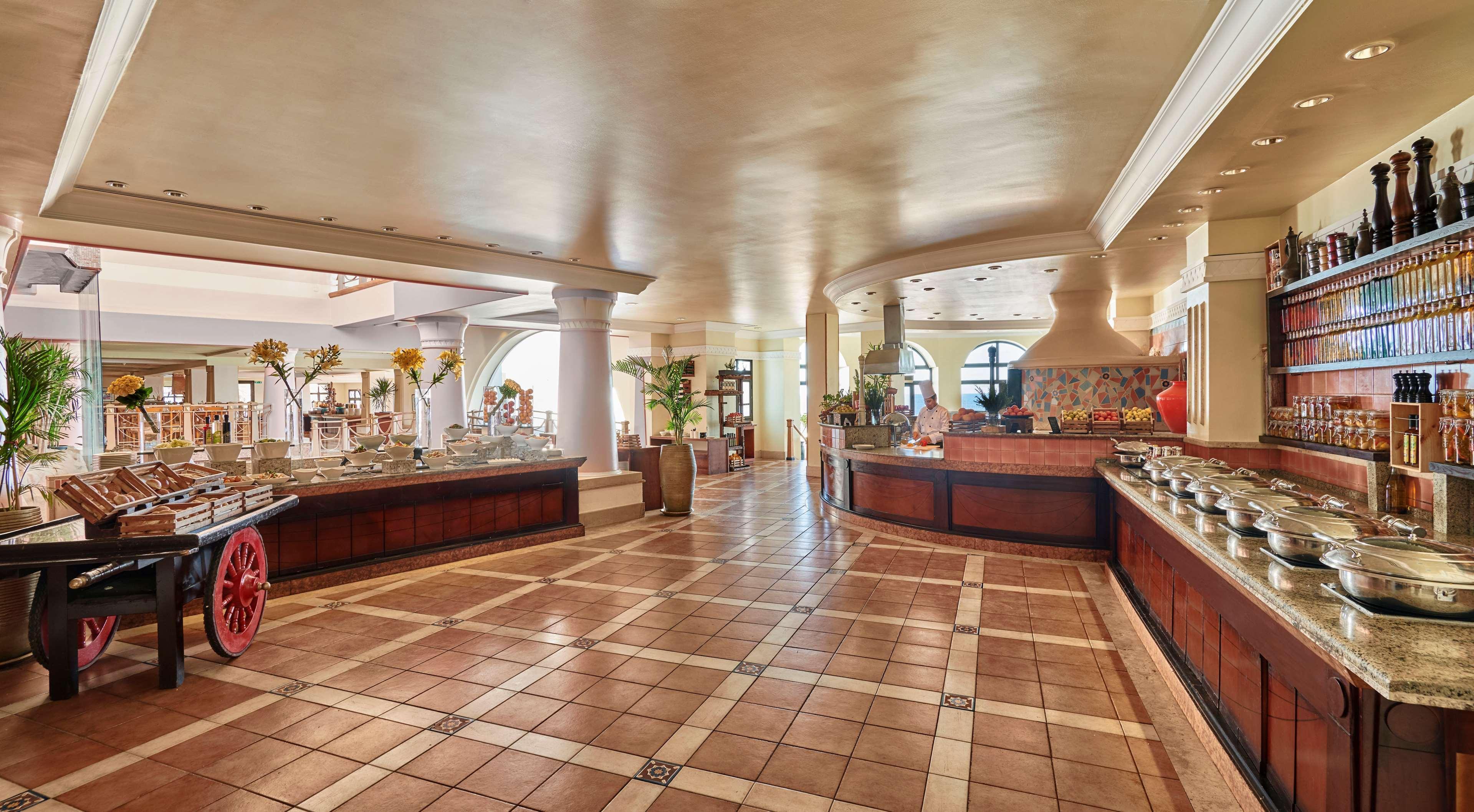 حياة ريجنسي شرم الشيخ المظهر الخارجي الصورة The buffet at the hotel