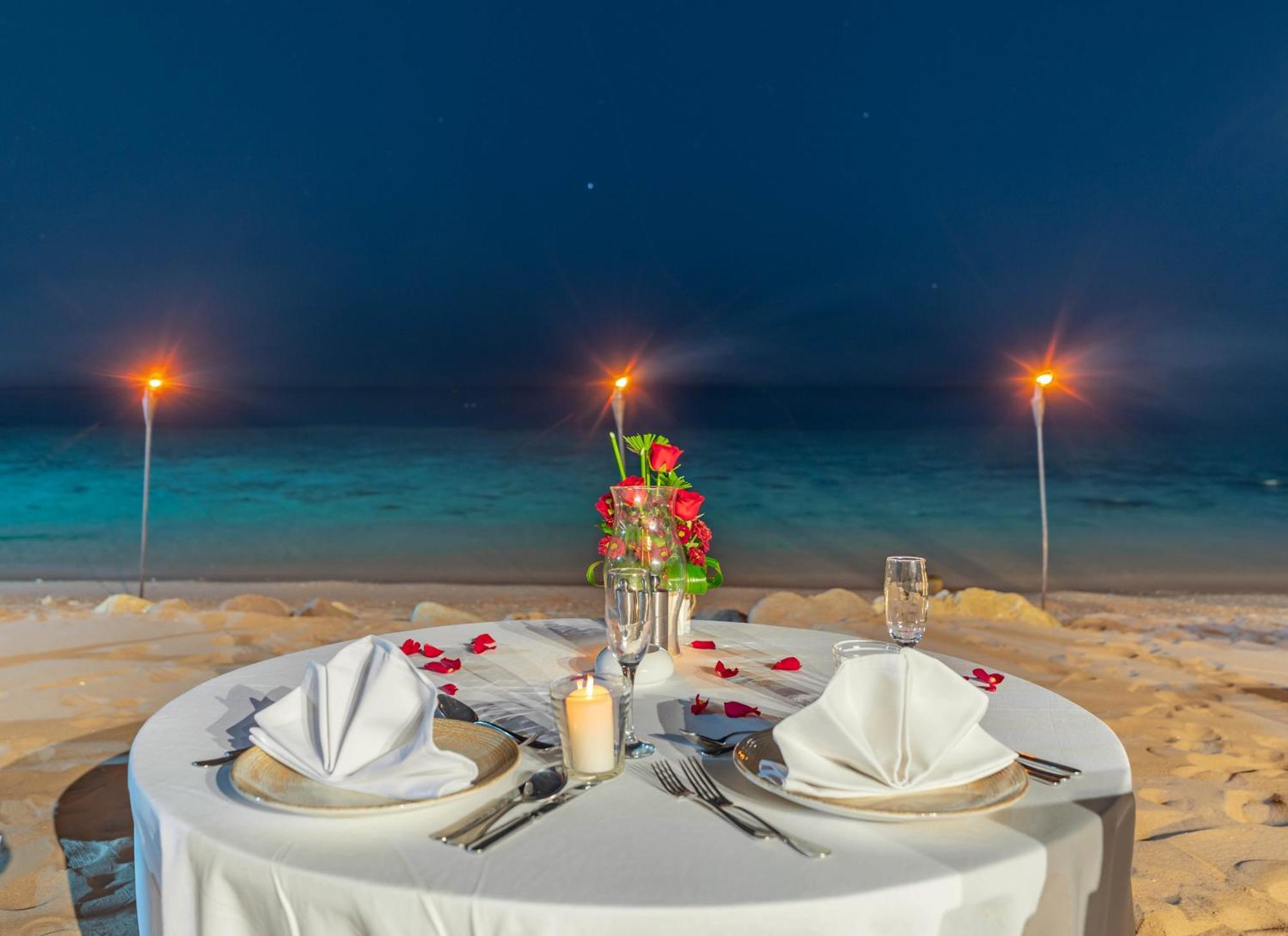 حياة ريجنسي شرم الشيخ المظهر الخارجي الصورة A beachside dinner at a resort in Cancun, Mexico