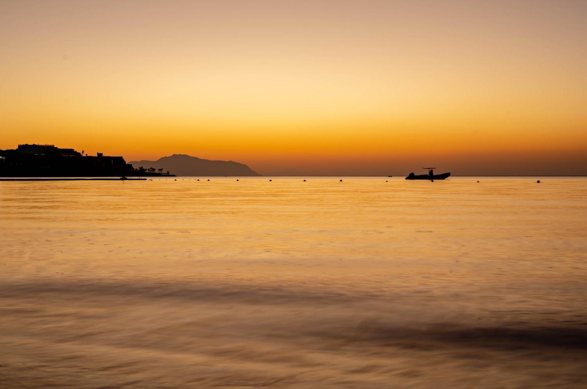 حياة ريجنسي شرم الشيخ المظهر الخارجي الصورة Sunset at the beach